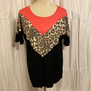 SHORT SLEEVE ROUND NECK SOLID AND LEOPARD ANIMAL CHEVRON PRINT CONTRAST TOP