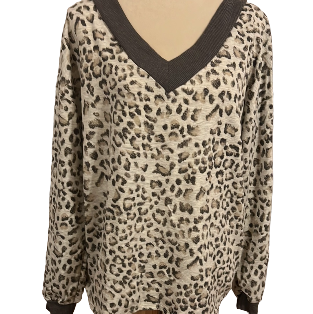 LONG SLEEVE V NECK LEOPARD PRINT TOP