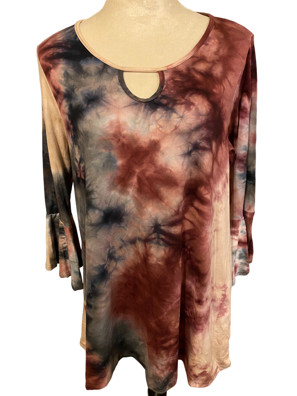 BURGUNDY TIE DYE LONG SLEEVE KEY HOLE TOP