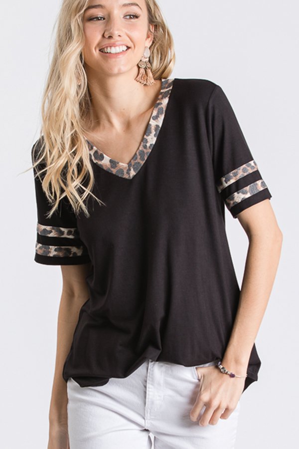 SHORT SLEEVE V NECK SOLID AND LEOPARD ANIMAL PRINT CONTRAST TOP