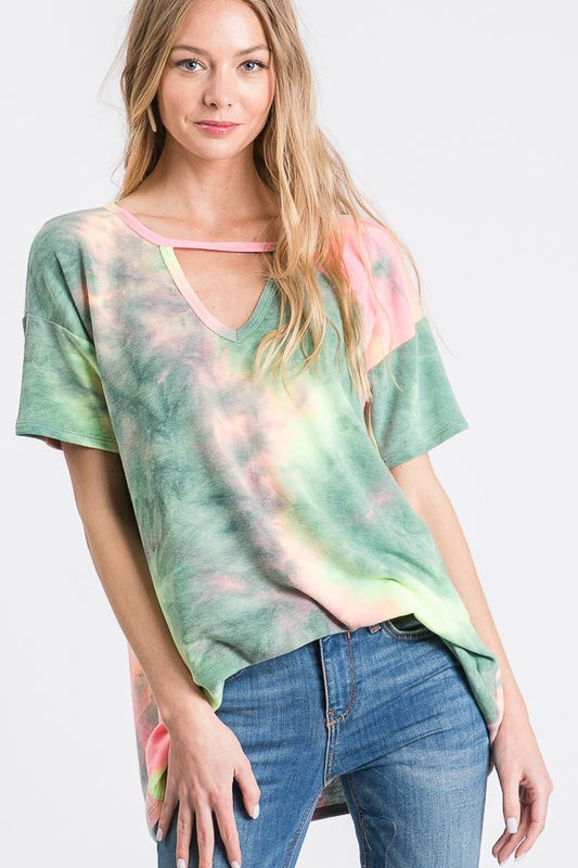 SHORT SLEEVE KEYHOLE NECK TIE DYE PRINT TOP