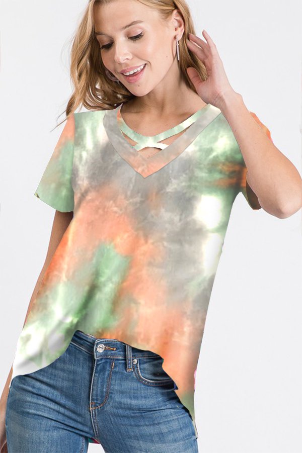 SHORT SLEEVE CRISSCROSS V-NECK ROUND HEM TIE DYE PRINT TOP