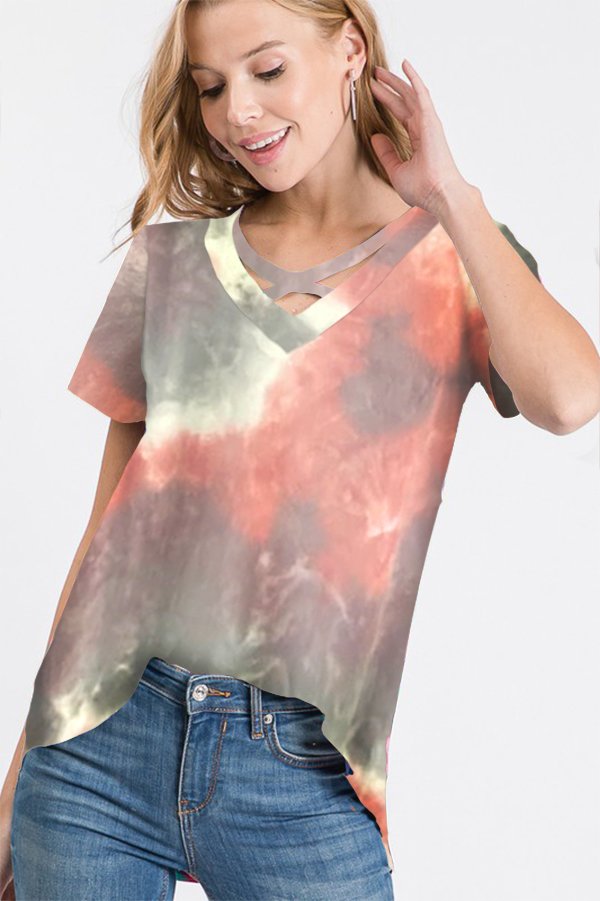 SHORT SLEEVE CRISSCROSS V-NECK ROUND HEM TIE DYE PRINT TOP