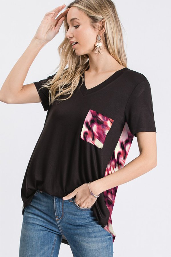 SHORT SLEEVE V NECK SOLID AND  PRINT CONTRAST TOP WITH PRINT POCKET