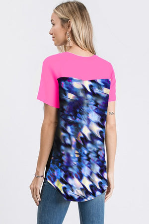 SHORT SLEEVE V NECK SOLID AND  PRINT CONTRAST TOP WITH PRINT POCKET
